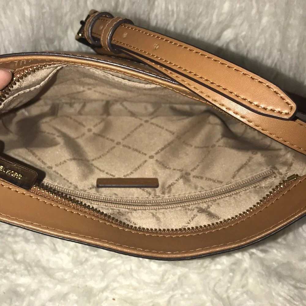 🔥Michael Kors Crossbody 🔥 - Picture 3 of 8
